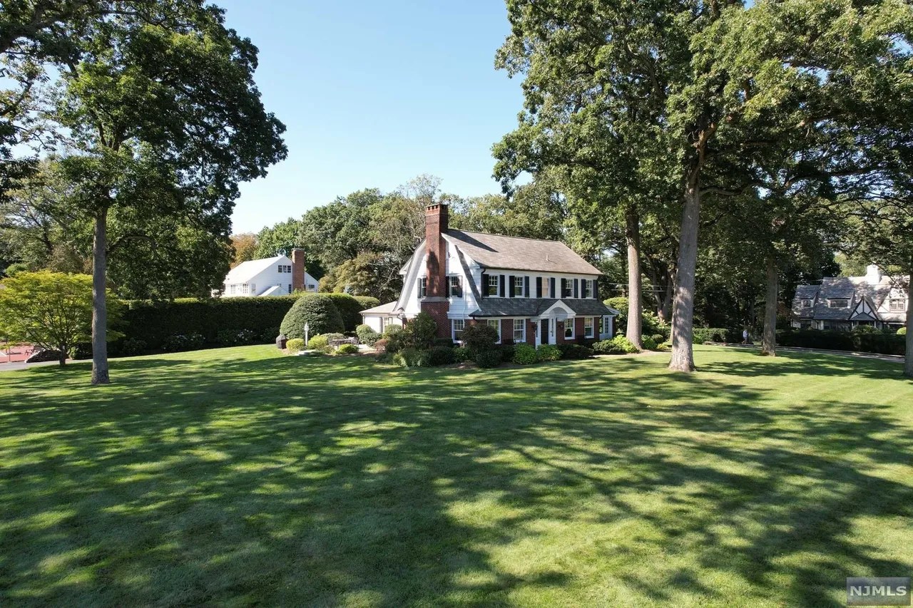 240 Crest Rd, Ridgewood, NJ 07450