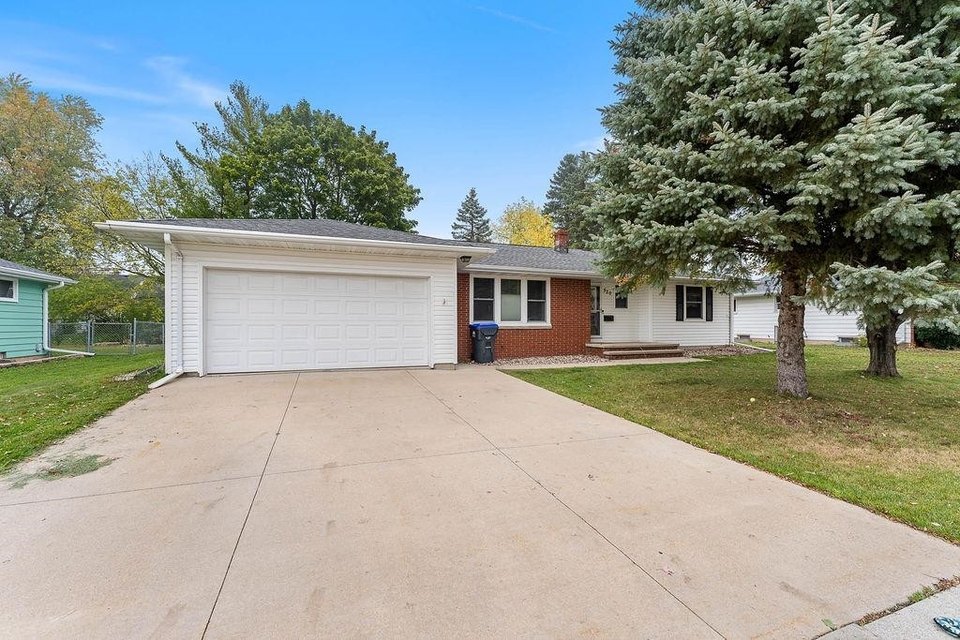 100 Limekiln Dr, Neenah, WI 54956