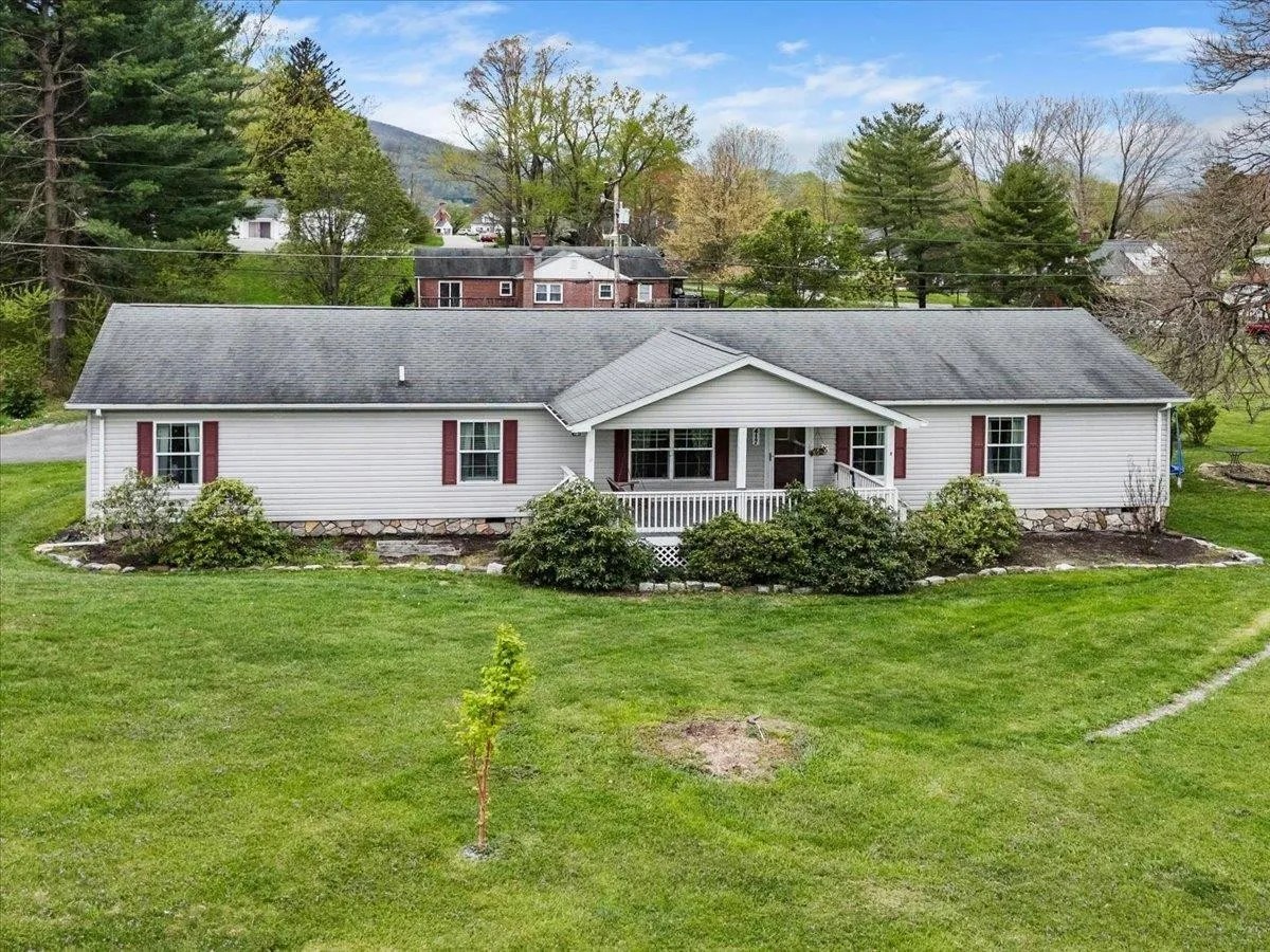 For Sale 417 Lawndale Dr, Pearisburg, VA 24134