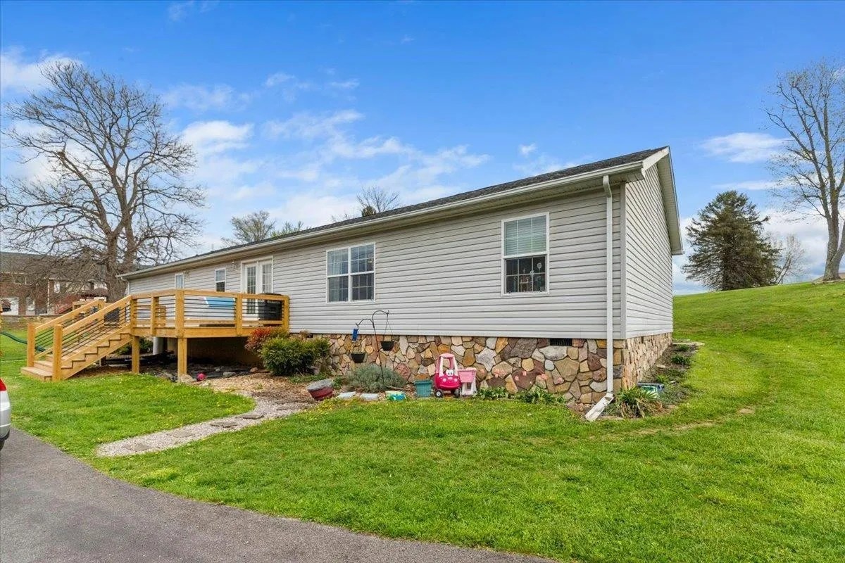 For Sale 417 Lawndale Dr, Pearisburg, VA 24134