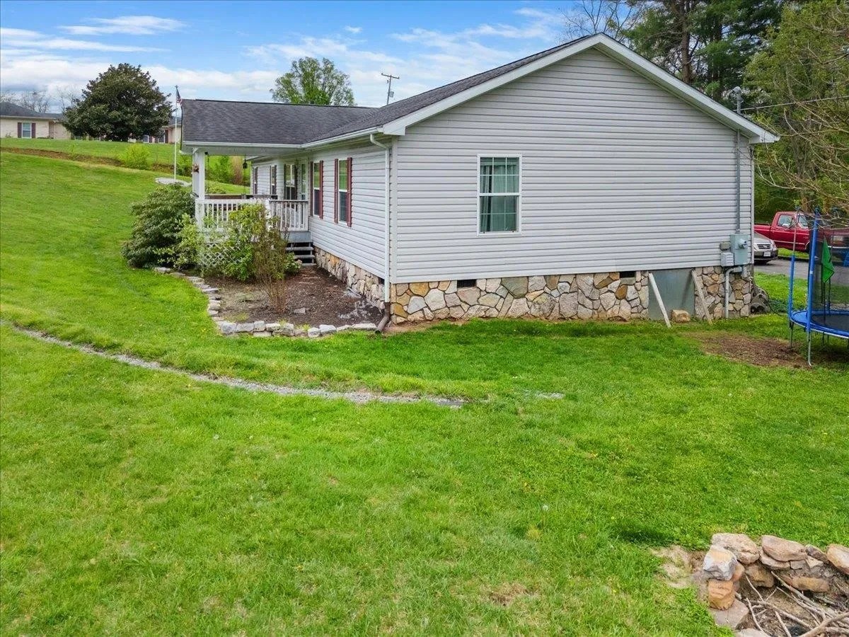 For Sale 417 Lawndale Dr, Pearisburg, VA 24134