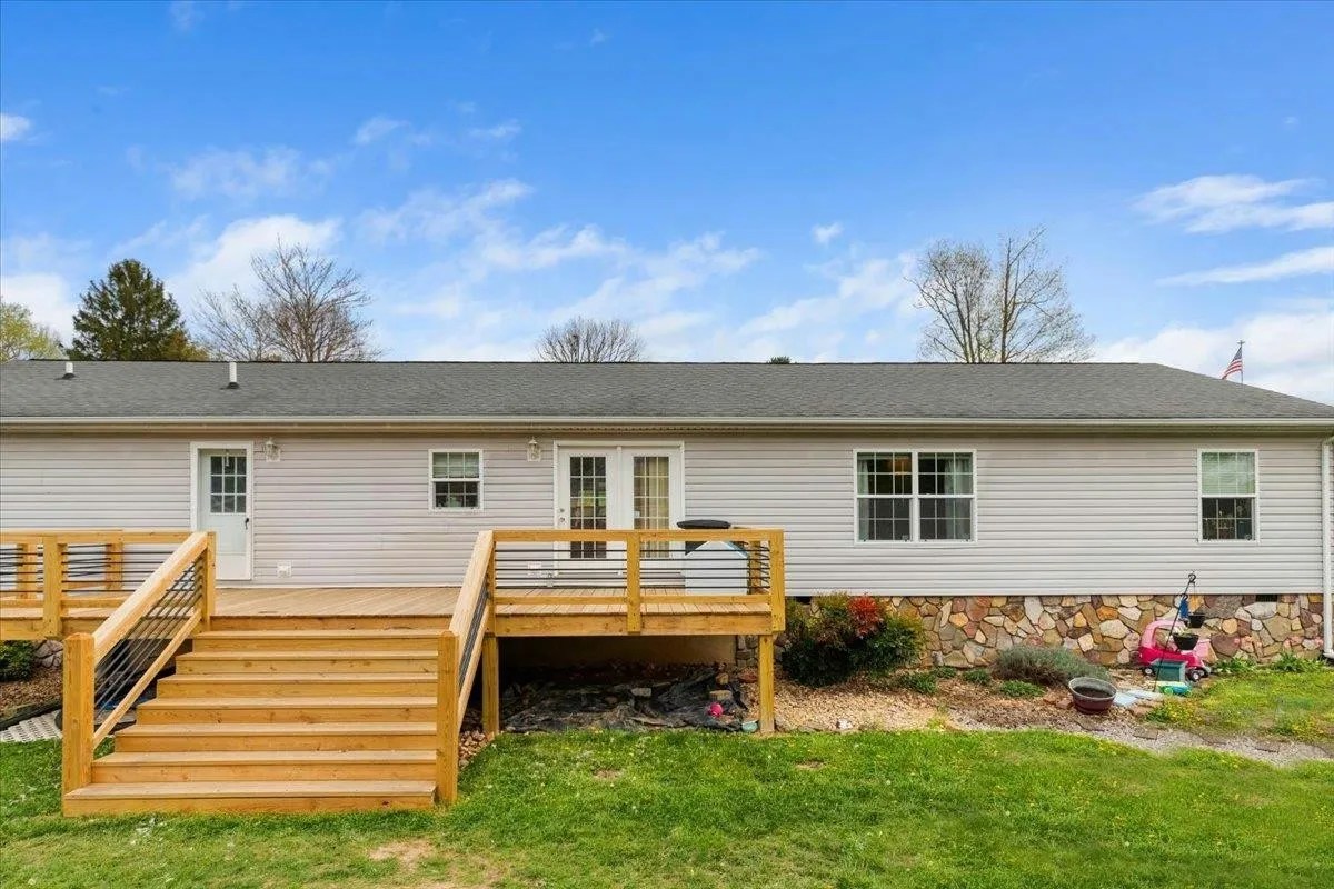 For Sale 417 Lawndale Dr, Pearisburg, VA 24134