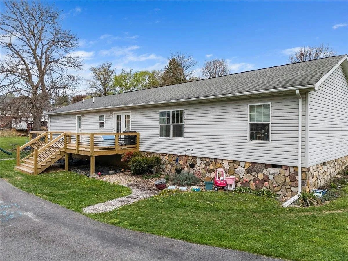 For Sale 417 Lawndale Dr, Pearisburg, VA 24134