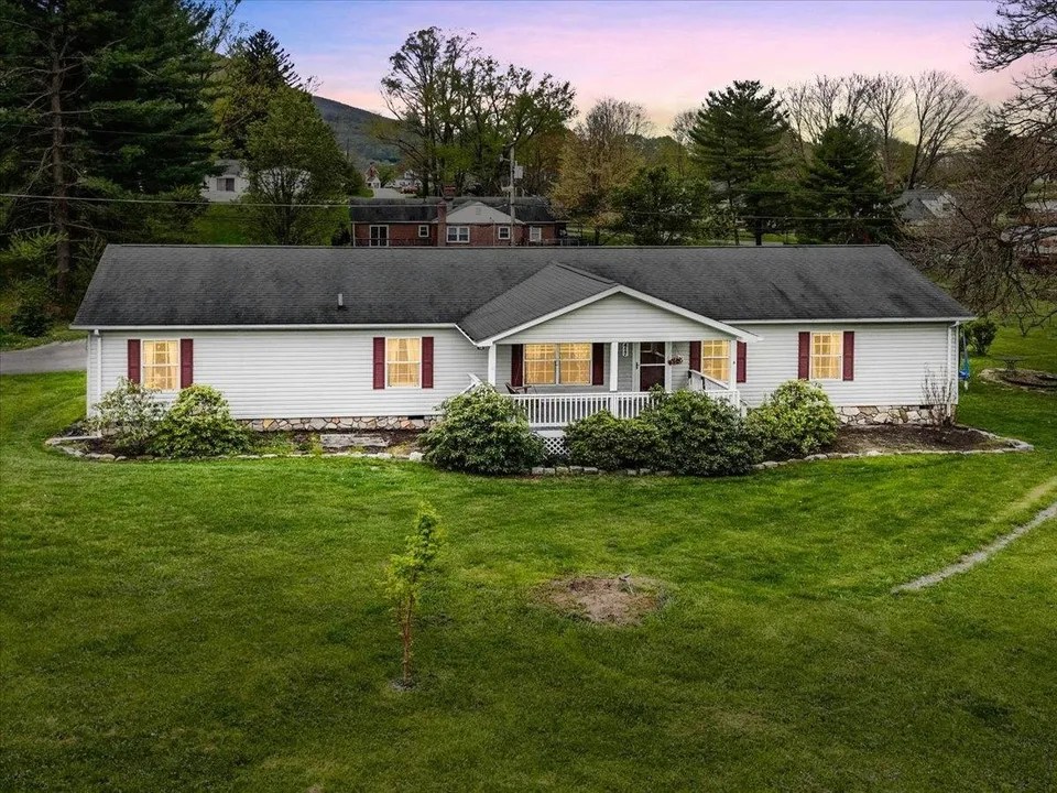 417 Lawndale Dr, Pearisburg, VA 24134