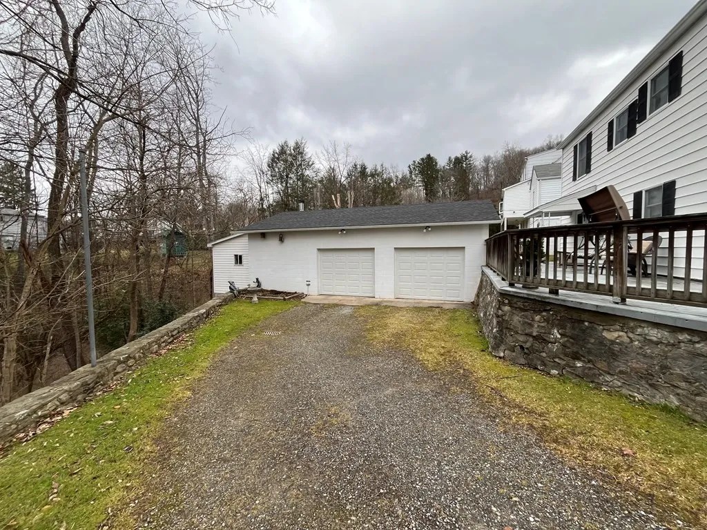 604 N Mountain Ave, Mount Hope, WV 25880