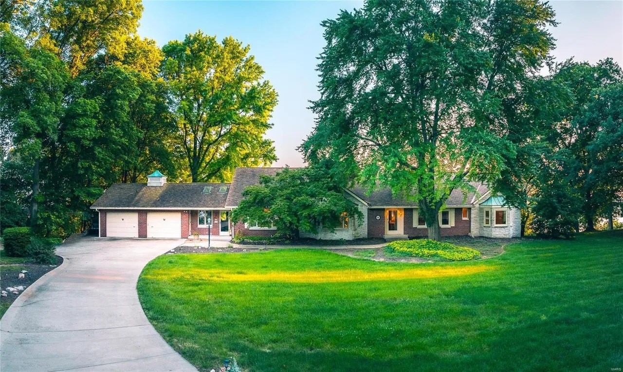 For Sale 3 W Fairmount Dr, Alton, IL 62002