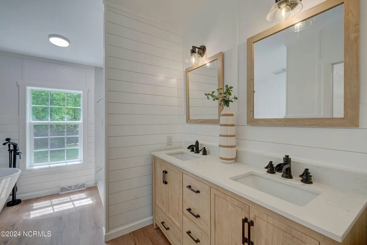 328 Groves Point Cir, Hampstead, NC 28443