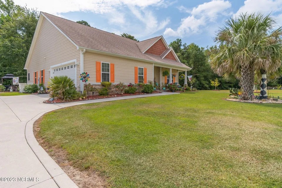121 Deepwater Dr, Stella, NC 28582