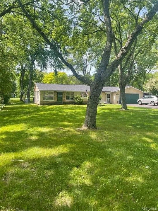 4025 Sashabaw Rd, Waterford Township, MI 48329