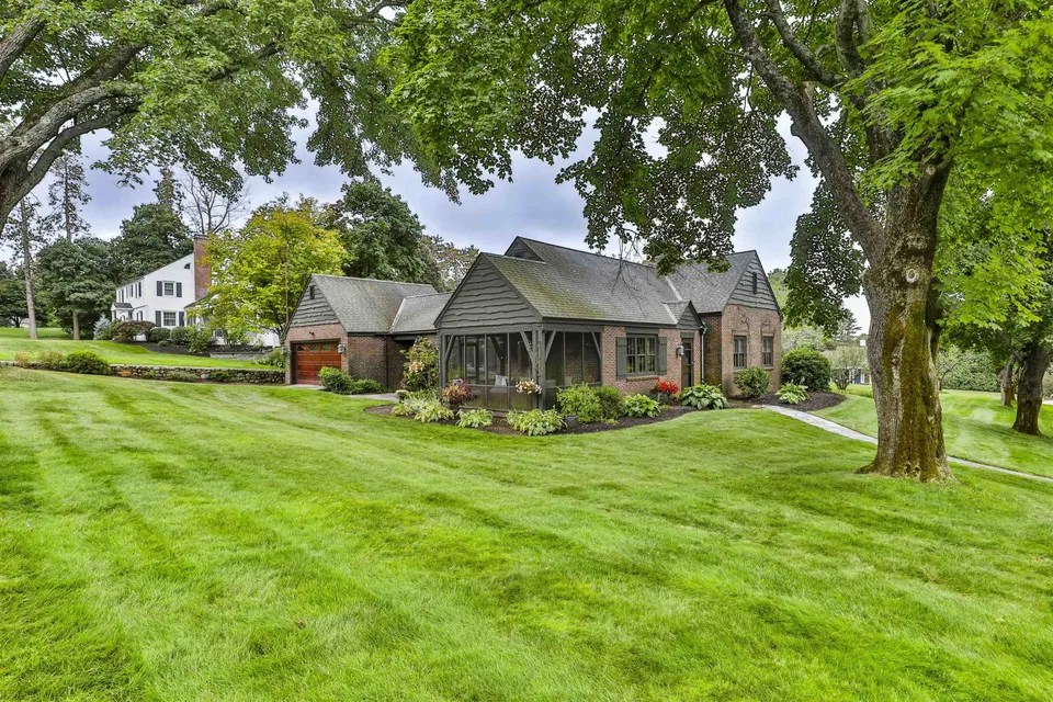 135 Ridge Rd, Manchester, NH 03104 995,000