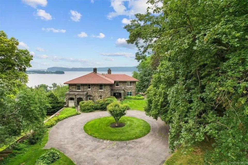 114 Old Post Rd N, Cortlandt, NY 10520