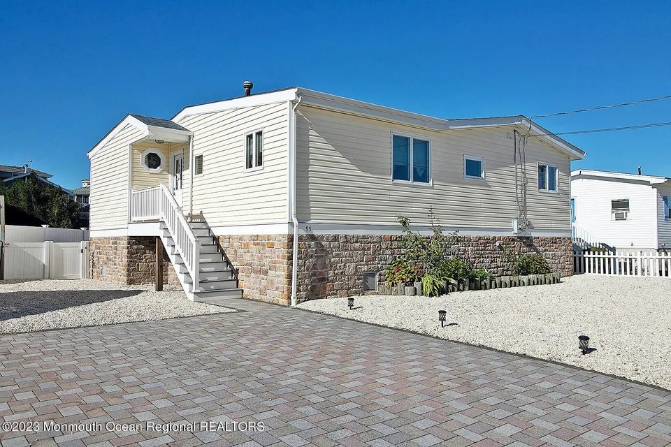 95 Patty Ln, Manahawkin, NJ 08050
