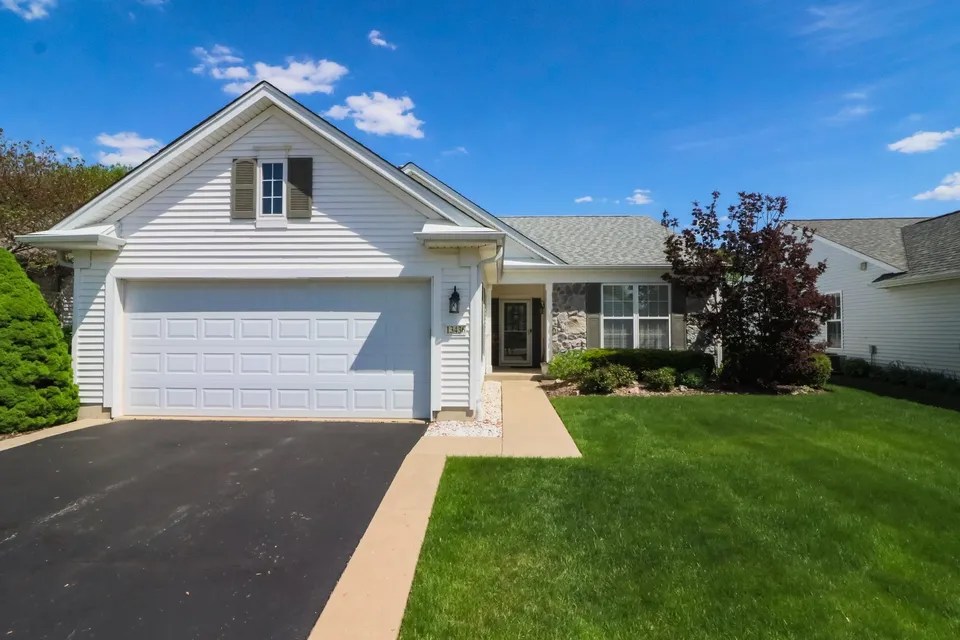 13436 Dakota Fields Dr, Huntley, IL 60142