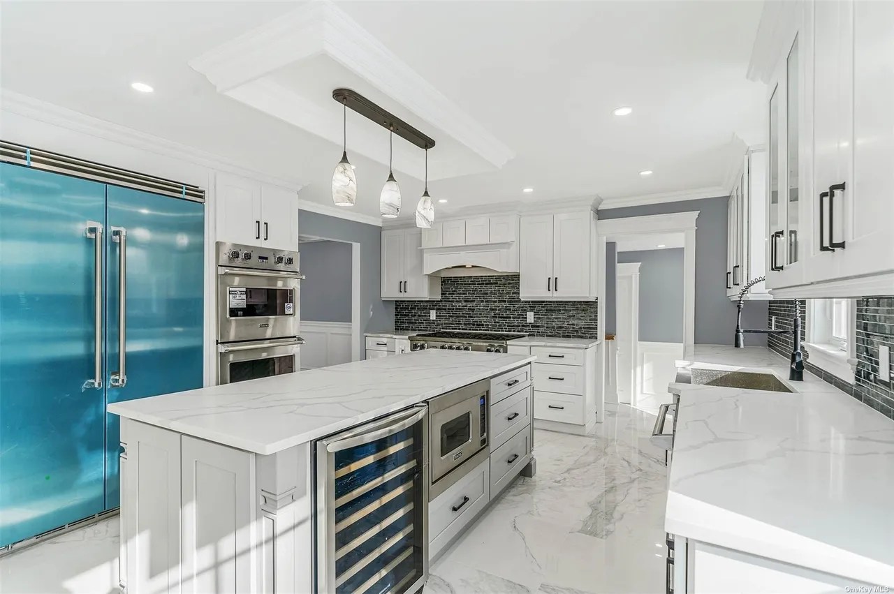 21 Hemingway Dr, Dix Hills, NY 11746 1,999,990