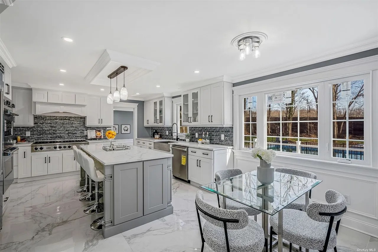 21 Hemingway Dr, Dix Hills, NY 11746 1,999,990