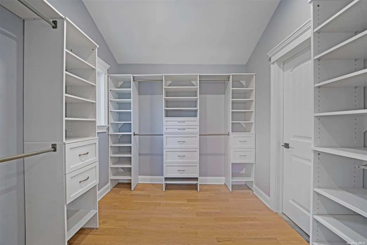 21 Hemingway Dr, Dix Hills, NY 11746 1,999,990