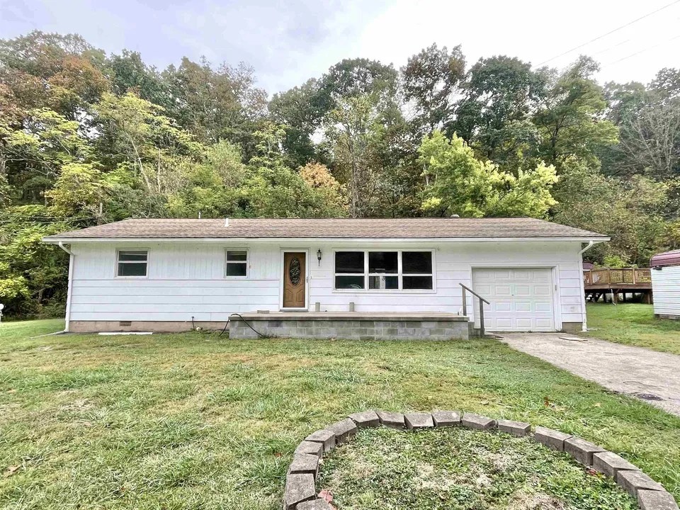 4 Novamont Dr, Kenova, WV 25530
