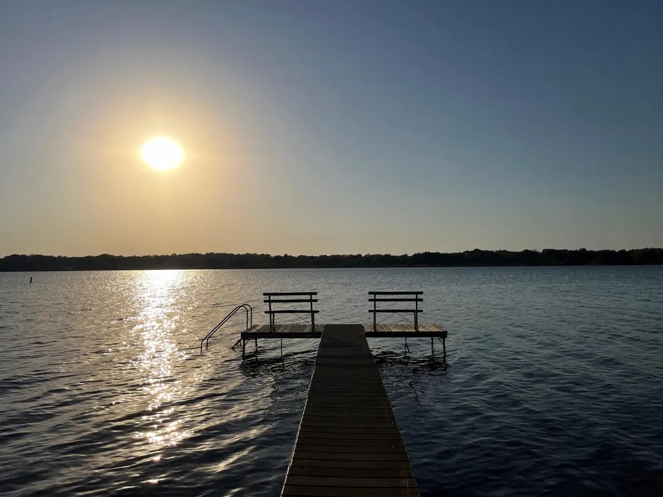 3007 Sylvester Dr, Delafield, WI 53029 699,000