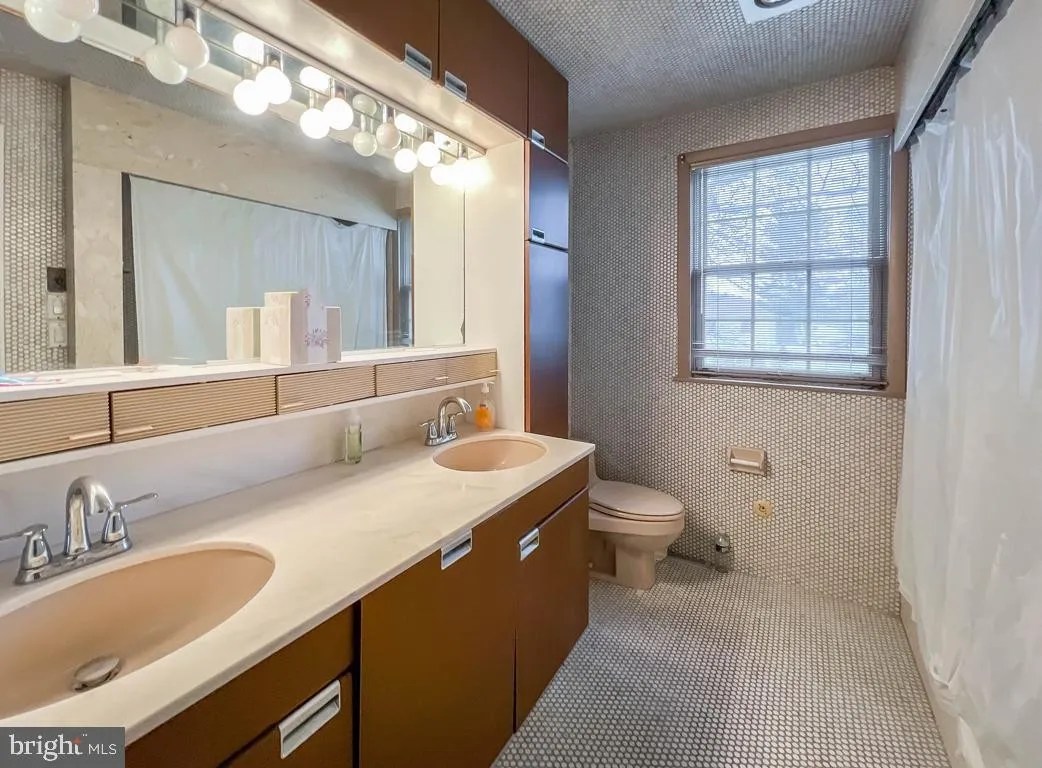 3549 Meadowlark Dr, Huntingdon Valley, PA 19006