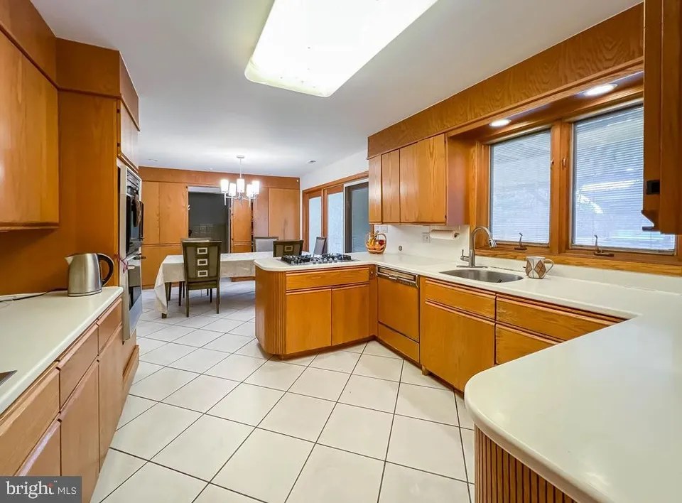 3549 Meadowlark Dr, Huntingdon Valley, PA 19006