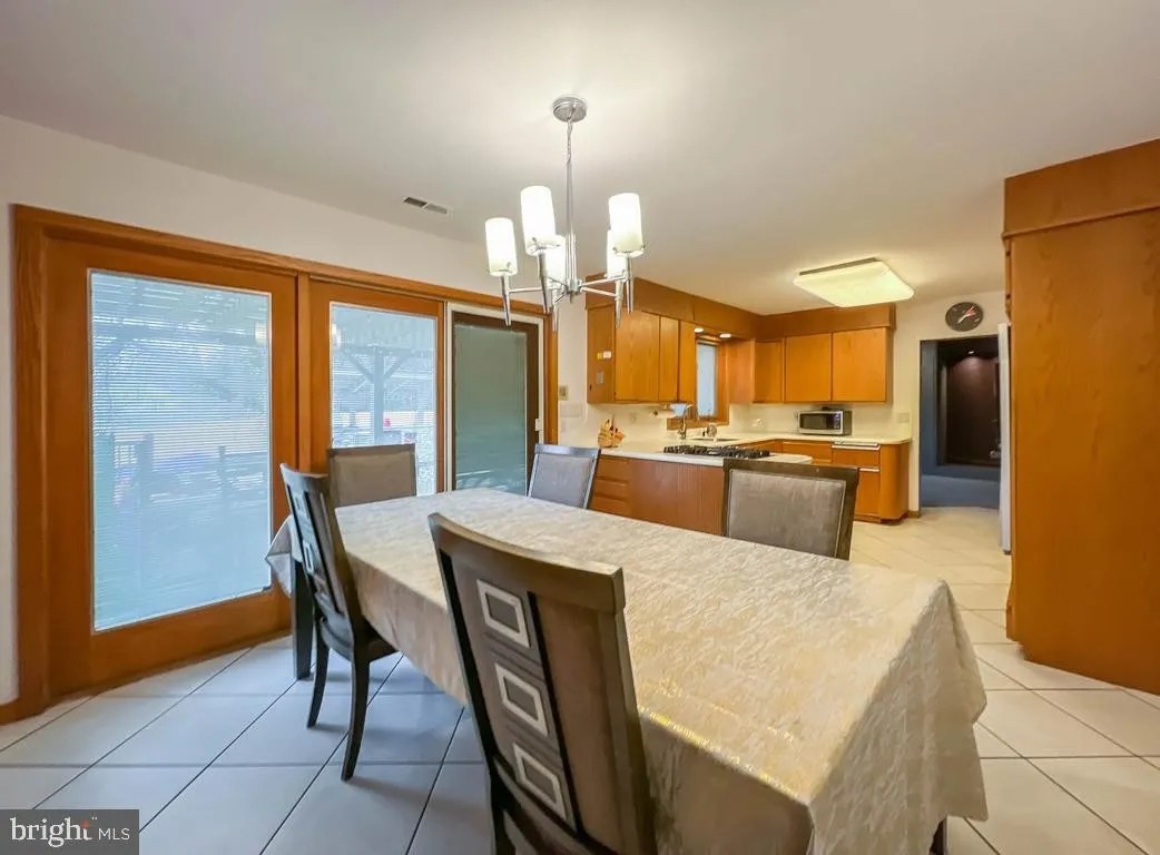 3549 Meadowlark Dr, Huntingdon Valley, PA 19006