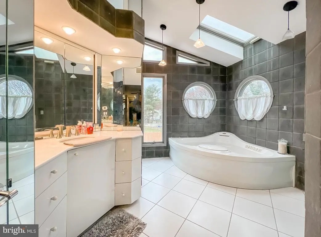 3549 Meadowlark Dr, Huntingdon Valley, PA 19006
