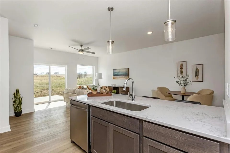 702 Greenwell Pl, Norwalk, IA 50211 239,900