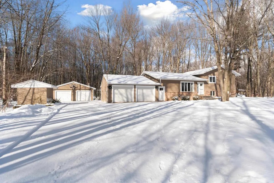 2661 N Swede Rd, Midland, MI 48642