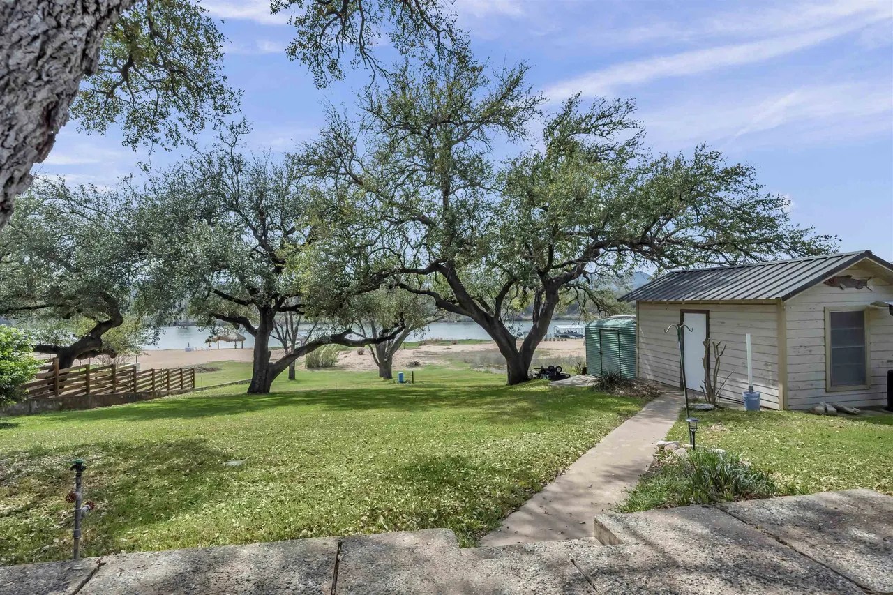 4302 River Oaks Dr, Kingsland, TX 78639