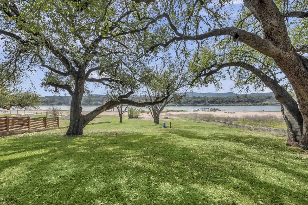 4302 River Oaks Dr, Kingsland, TX 78639