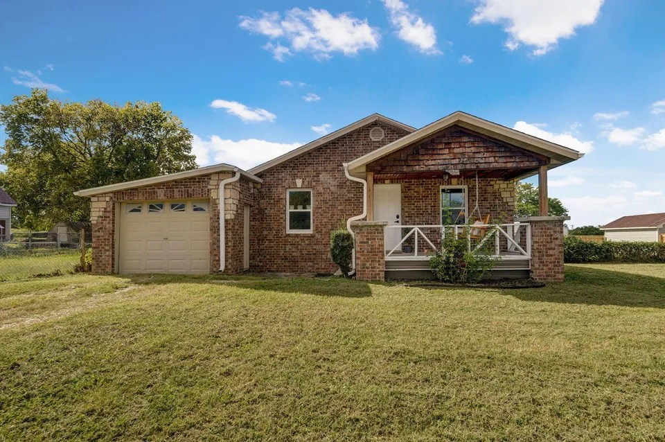 205 N Main St, Rogersville, MO 65742 179,900