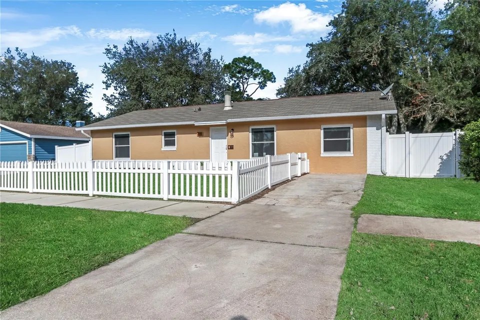 43 E 2nd St, Chuluota, FL 32766 365,000