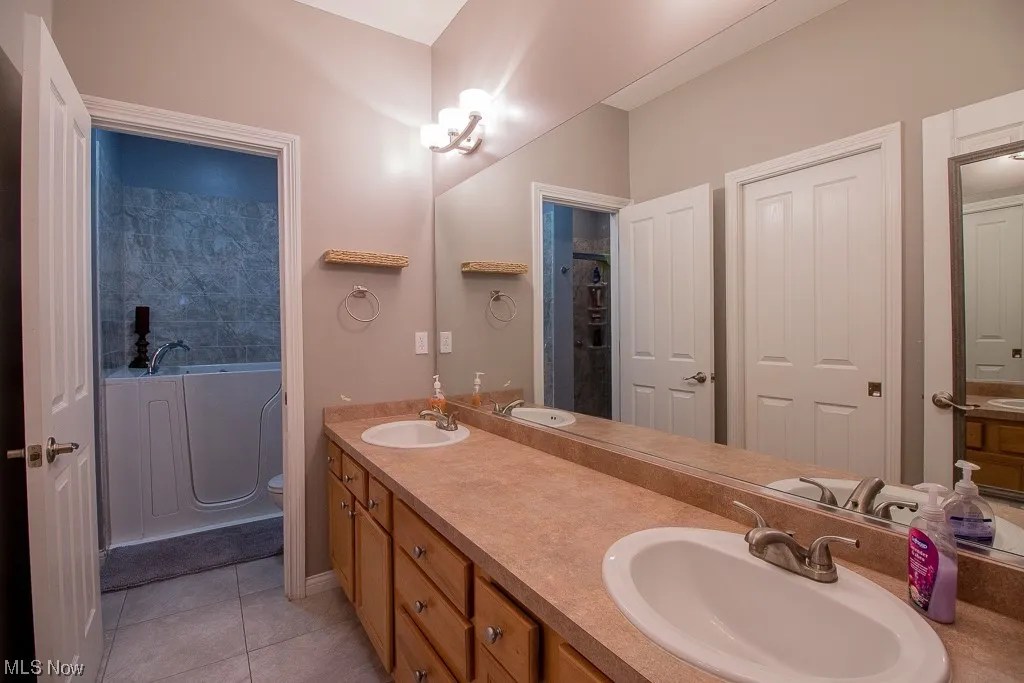 11086 Quail Hollow Dr, Concord, OH 44077