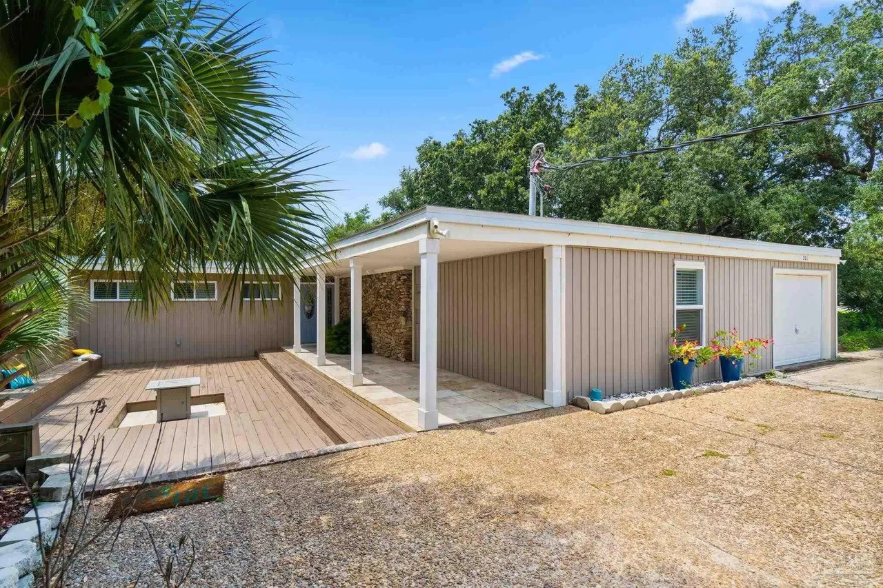 201 Shoreline Dr, Gulf Breeze, FL 32561