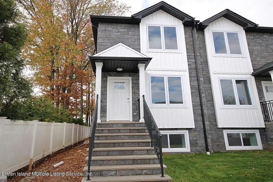 100 Lenevar Ave, Staten Island, NY 10309