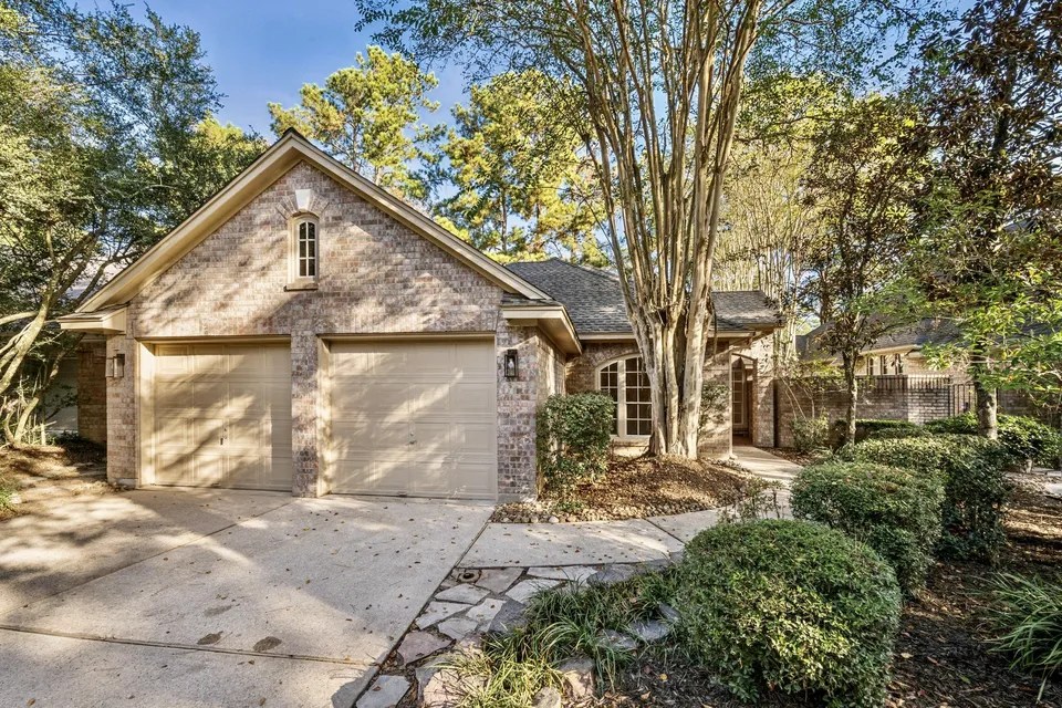 66 Vista Cove Dr, The Woodlands, TX 77381 575,000