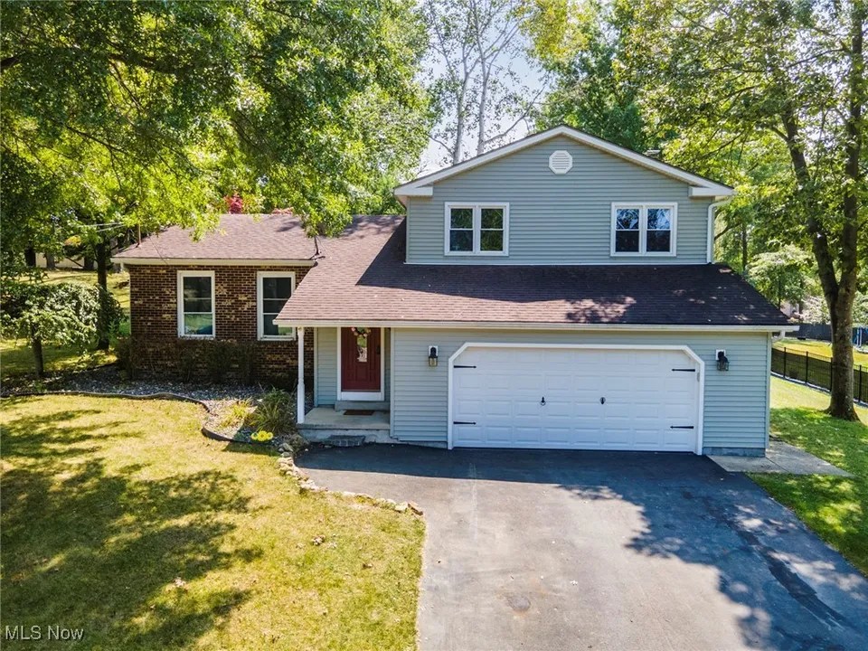8671 Hilltop Dr, Poland, OH 44514 305,000