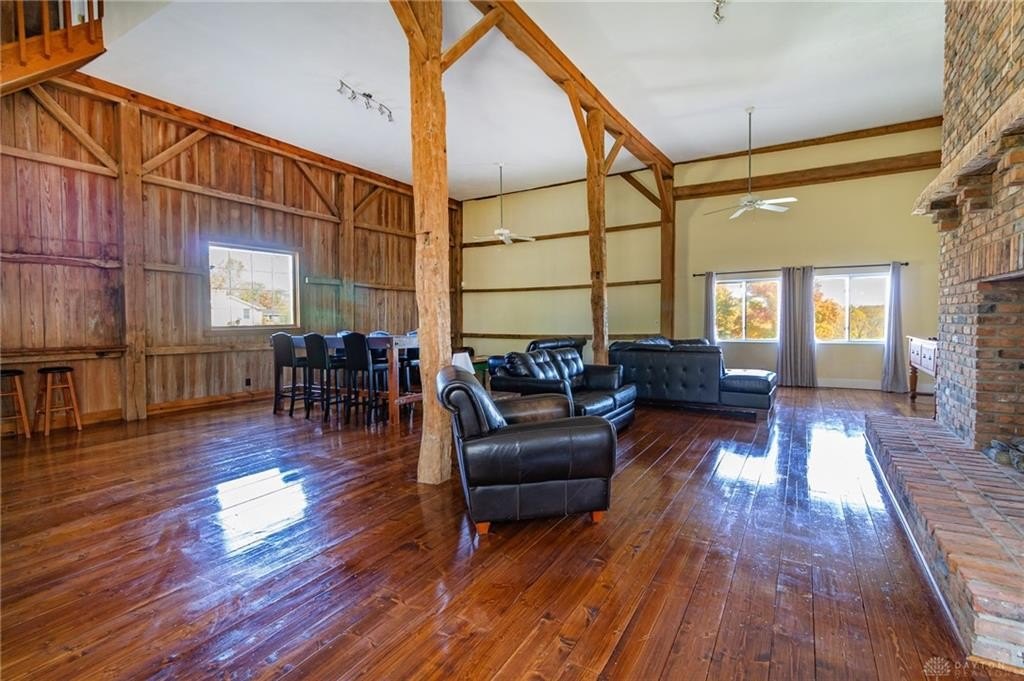 c.1992 Converted Barn Home For Sale W/Silo And InGround Pool on 8.6