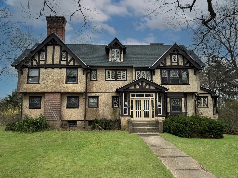 32 Sunnyledge St, New Britain, CT 06052