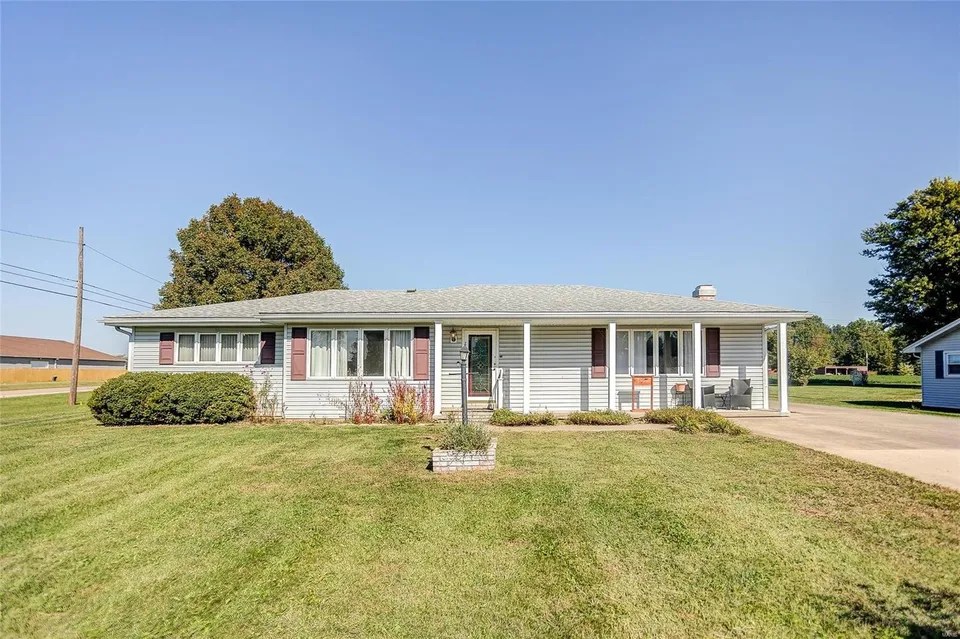 444 Jack Pine Dr, Carrollton, IL 62016 153,000