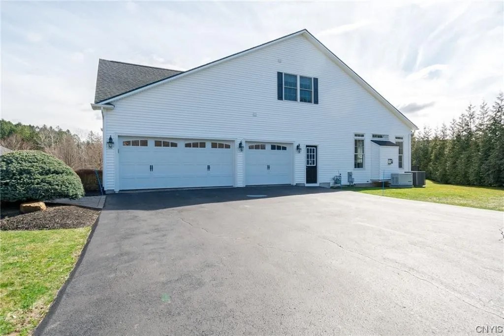 9139 Frenchmans Creek Dr, Phoenix, NY 13135