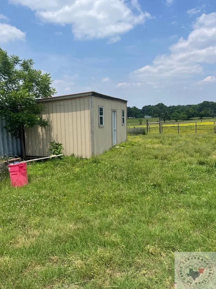 1601 Goodwin Rd, Hooks, TX 75561