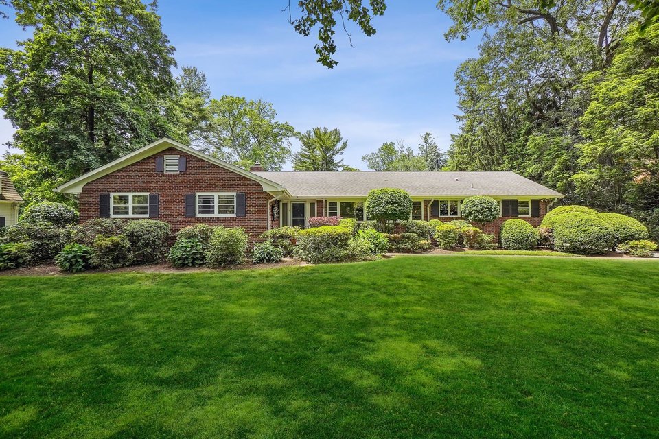 10 Ridgewood Ave Monroe Township, NJ 08831 Long & Foster