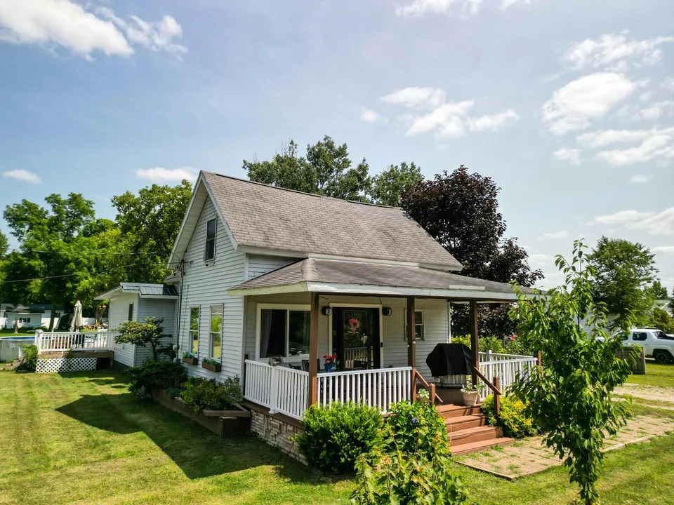 515 Locust St, Howard City, MI 49329 259,900