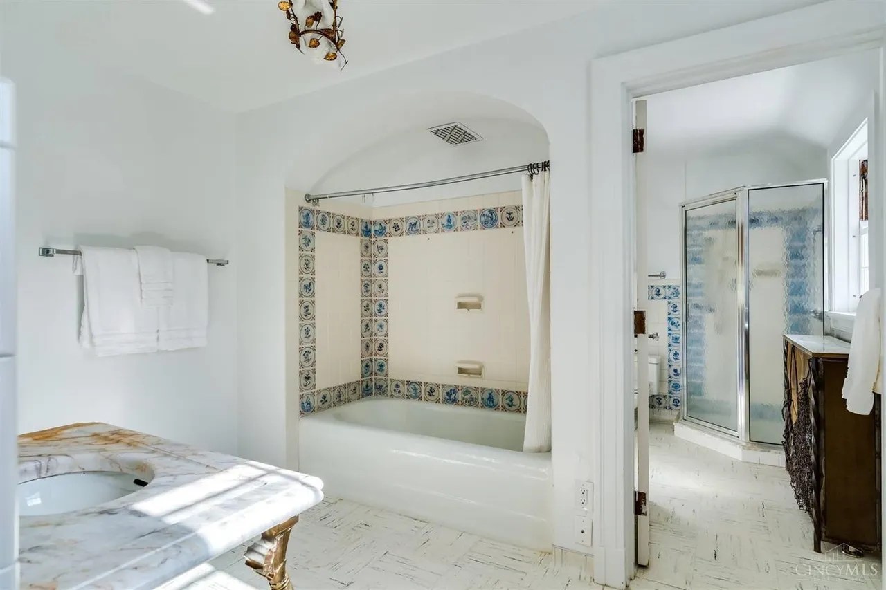 9575 Cunningham Rd, Indian Hill, OH 45243