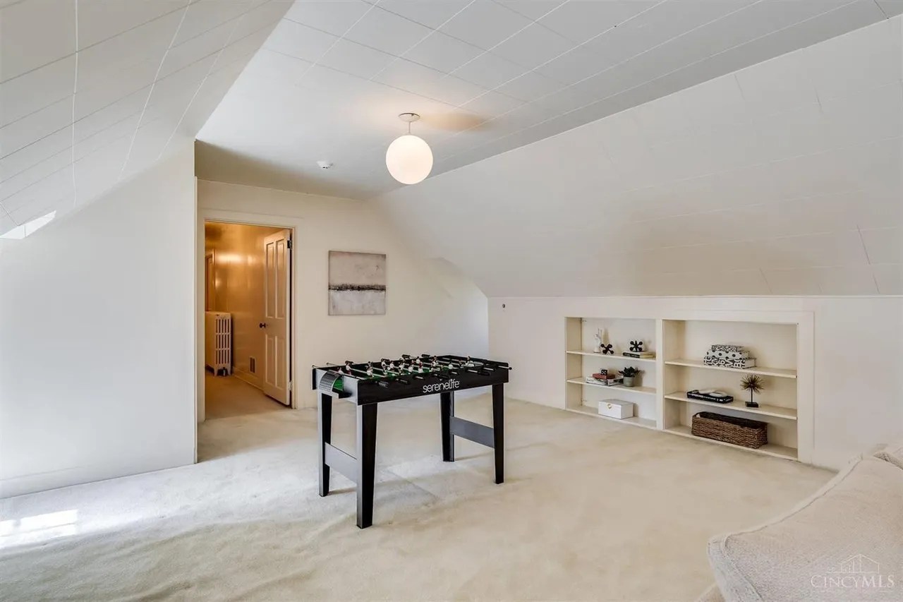 9575 Cunningham Rd, Indian Hill, OH 45243