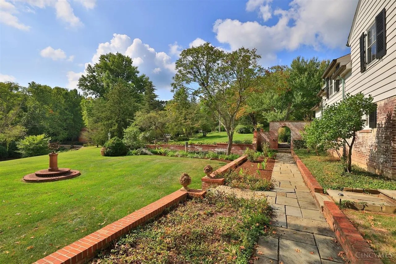 9575 Cunningham Rd, Indian Hill, OH 45243