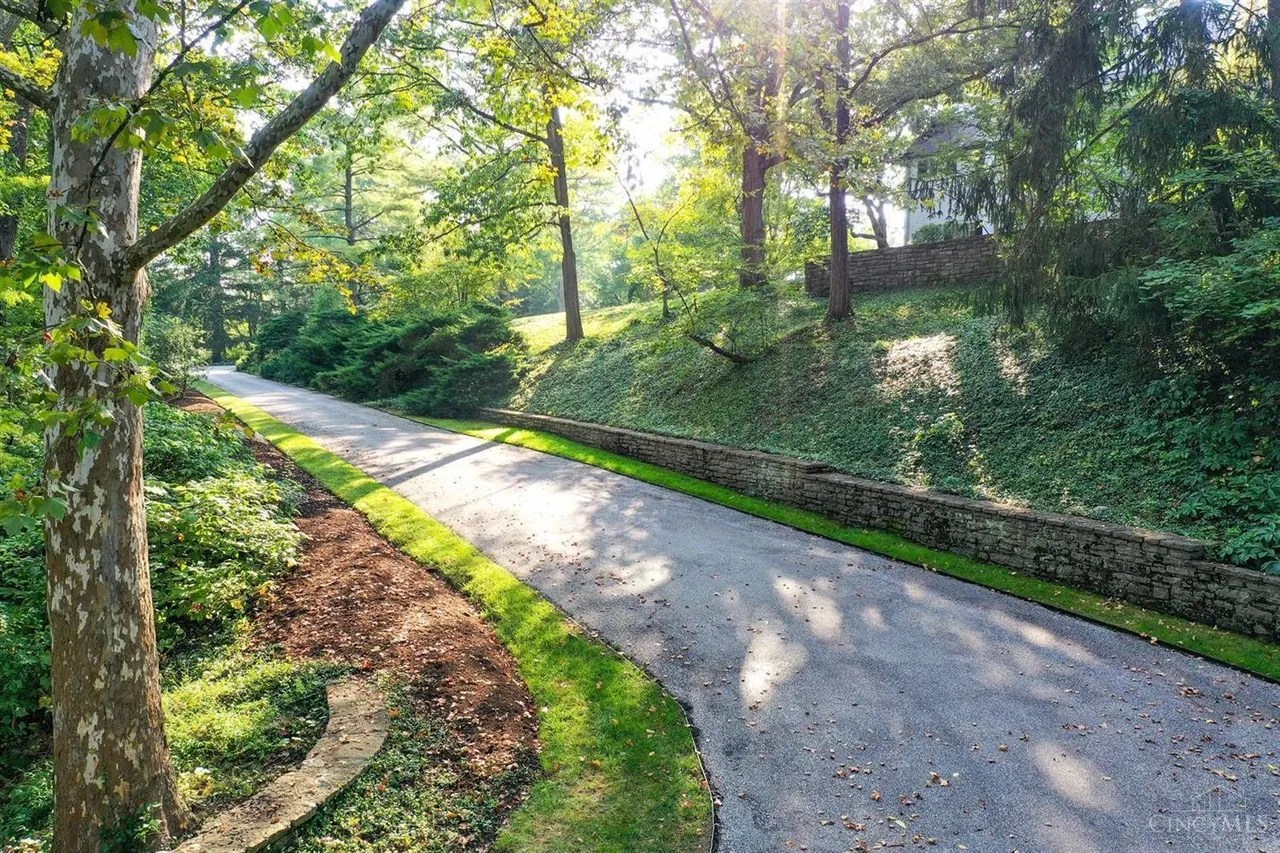 9575 Cunningham Rd, Indian Hill, OH 45243