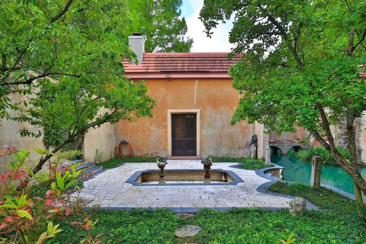 9575 Cunningham Rd, Indian Hill, OH 45243