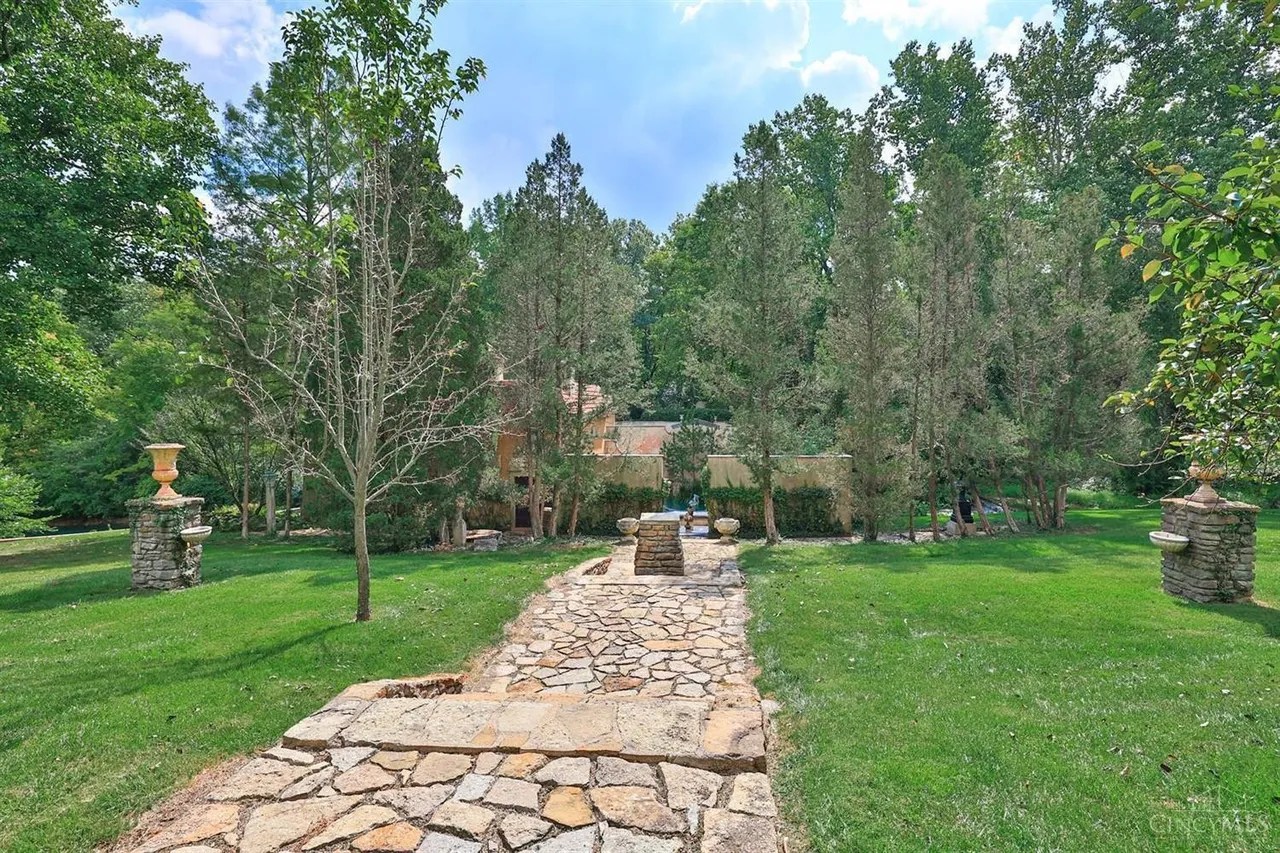 9575 Cunningham Rd, Indian Hill, OH 45243